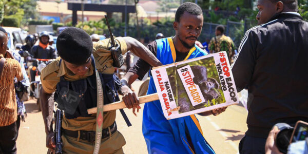 Man attackeras av polis i samband med protest mot oljeledningen Eocop.