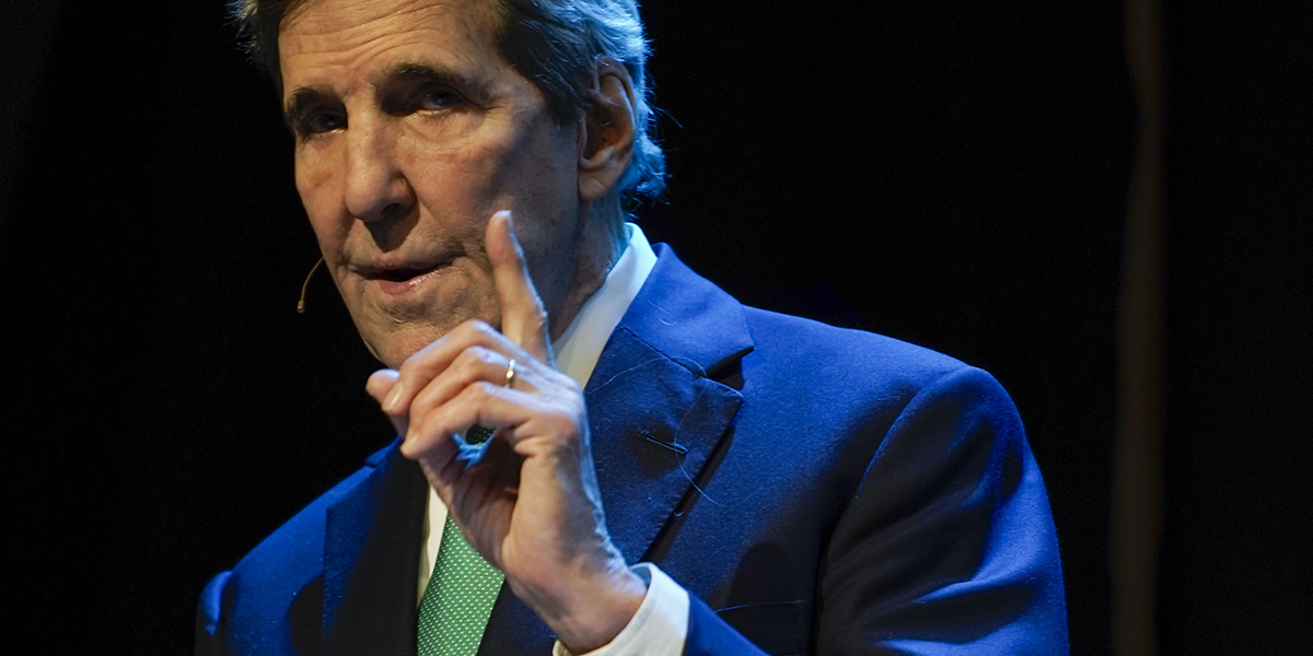 John Kerry pekar med fingret