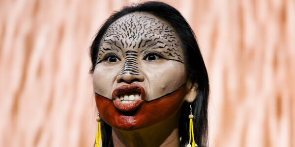 Putany Yawanawa från Yawanawa-stammen i Brasilien talar om situationen i hennes hemland, Amazonas regnskog, under en paneldiskussion vid World Economic Forum i Davos, Schweiz