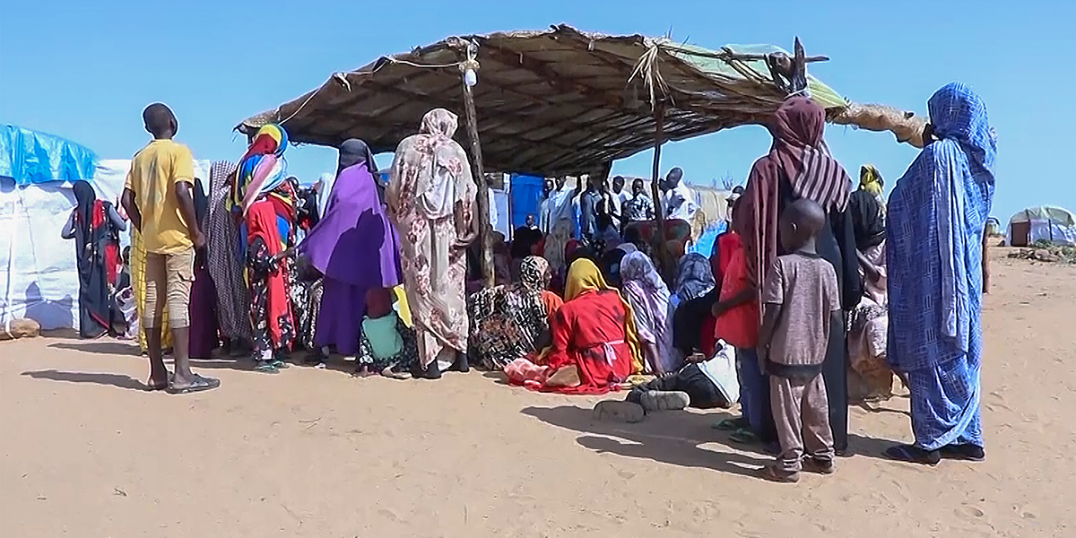 Sudanesiska flyktingar sutanför ett fältsjukhus i Acre, Tchad, 15 augusti 2023.