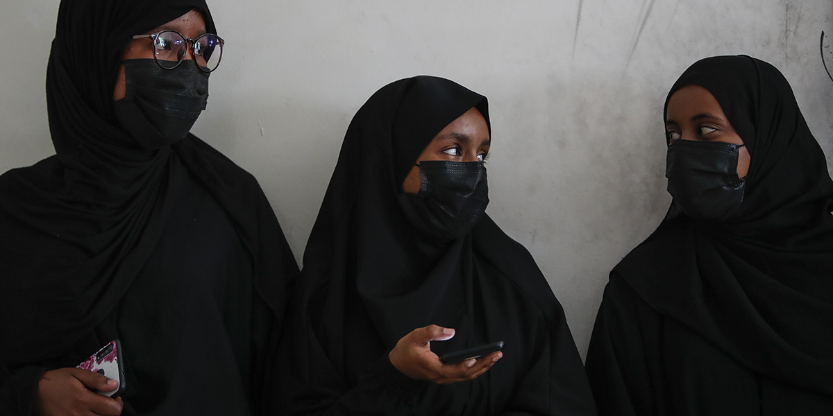 Läkarstudenter står i ett klassrum vid Edna Adan University i Hargeisa, Somaliland, en semi-autonom utbrytarregion i Somalia, februari 2022. 98 procent av flickorna i åldern 5 till 11 genomgår könsstympning..