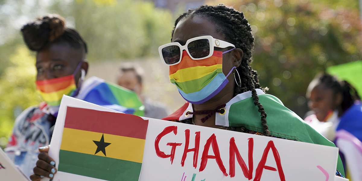 Två maskerade personer protesterar mot Ghanas antigaylagar