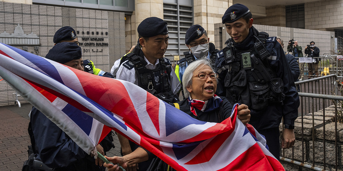 Aktivisten känd som "mormor Wong" är omringad av polis utanför domstolen under en rättegång som involverar demonstranter som stormade det lagstiftande rådet under de prodemokratiska protesterna 2019, Hongkong, den 1 februari 2024.
