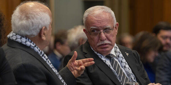 Utrikesministern för den palestinska nationella myndigheten, Riyad Al-Maliki talar med Riyad Mansour, representant för den palestinska nationella myndigheten vid FN