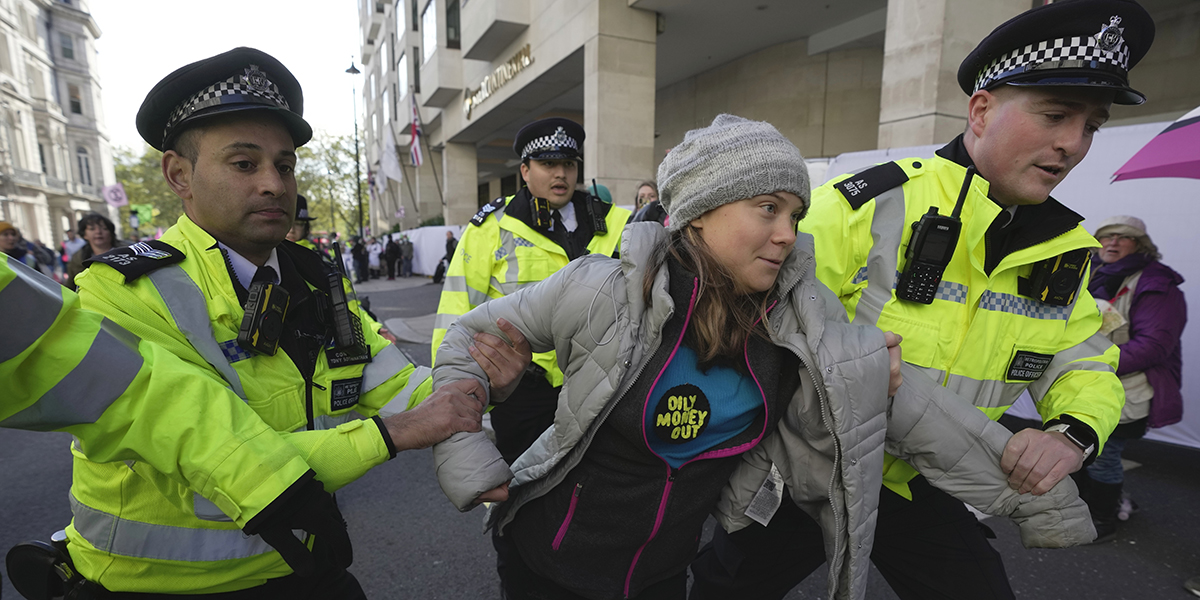 Greta Thunberg förs bort av poliser under Oily Money Out-protesten utanför Intercontinental Hostel, i London, tisdagen den 17 oktober 2023.