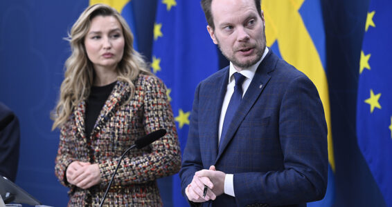 Sverigedemokraternas klimat- och miljöpolitiska talesperson Martin Kinnunen (SD) och energi- och näringsminister Ebba Busch (KD) (tv) presenterar regeringens klimathandlingsplan under en pressträff.