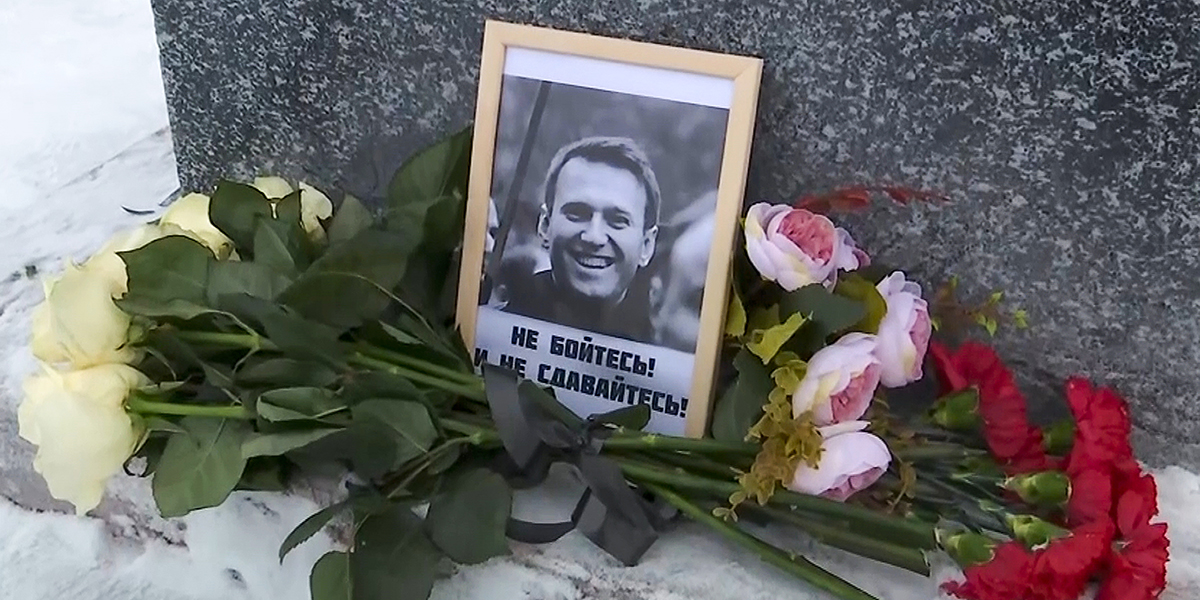 Blommor och ett porträtt av den ryske oppositionsledaren Aleksej Navalnyj.