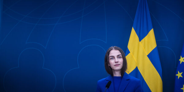 Klimat- och miljöminister Romina Pourmokhtari tittar in i kameran.