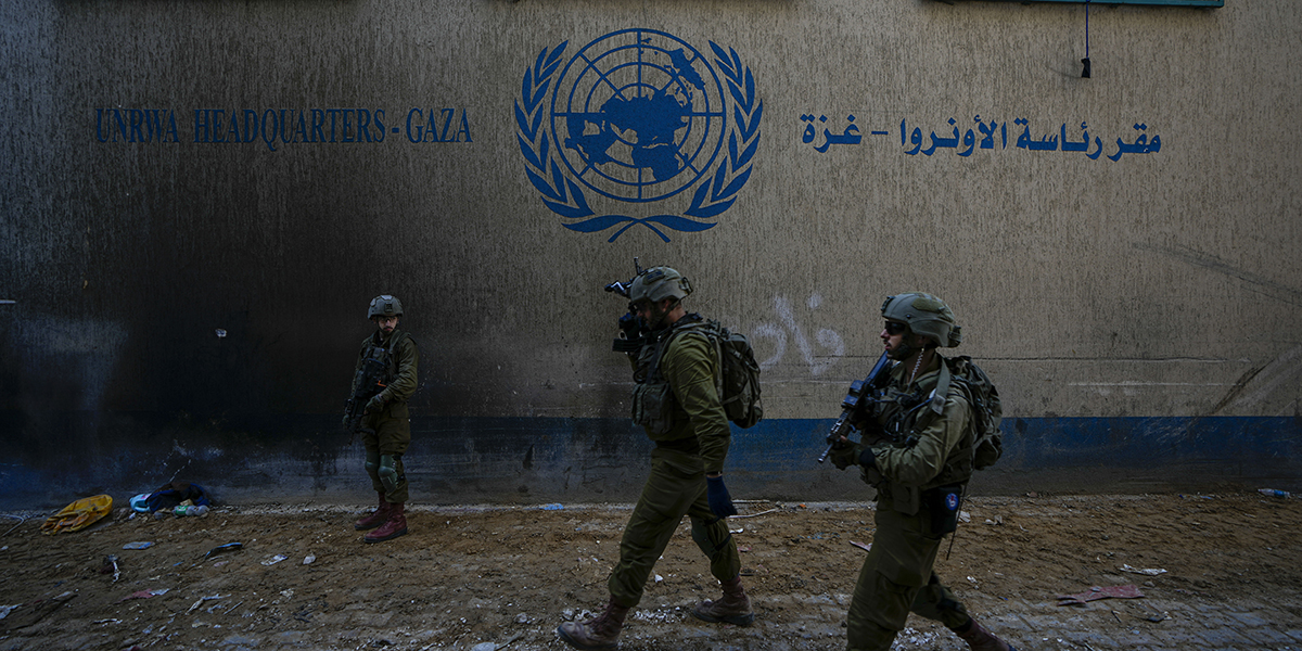 Israeliska soldater går in i UNRWA:s högkvarter i Gaza.