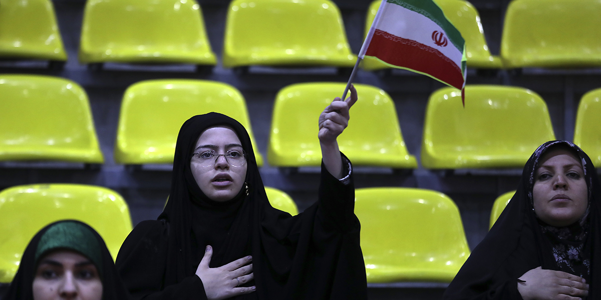 Kvinna viftar med iranska flaggan