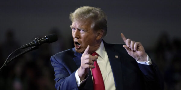 Donald Trump gestikulerar vilt