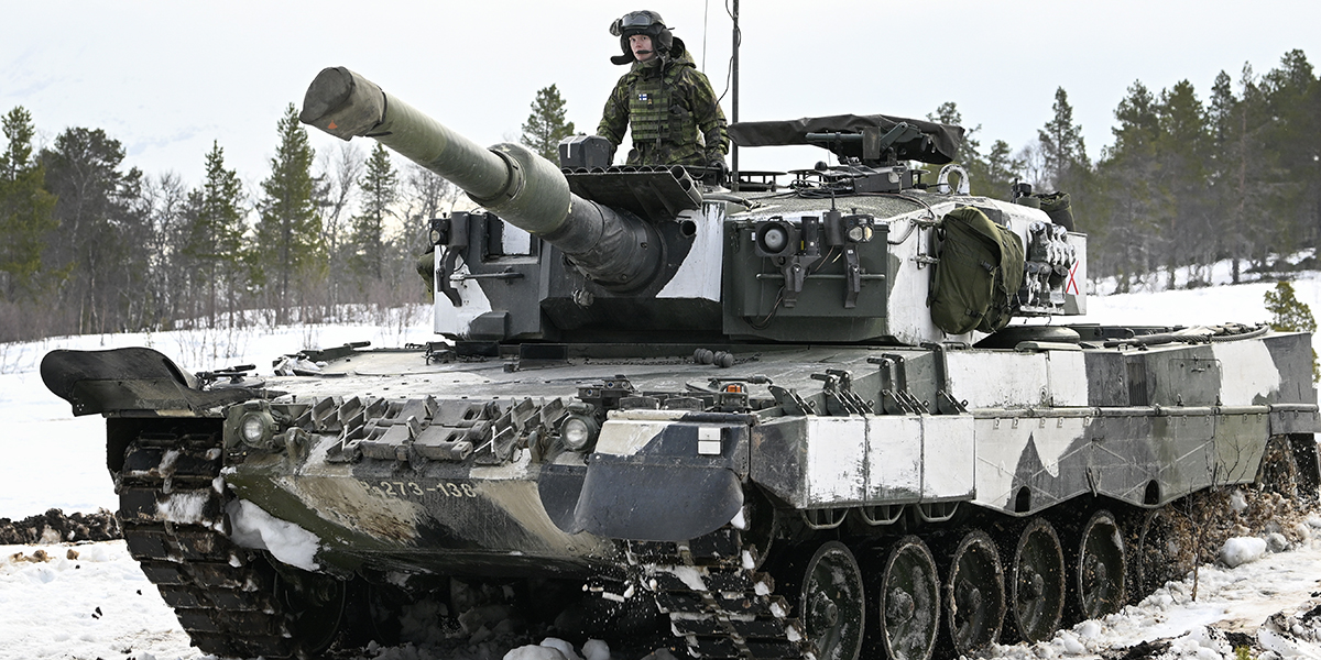 En finsk stridsvagn av typen Leopard 2A4 (MTB) under övningen Cold Response 2022 utanför Narvik i Nordnorge.