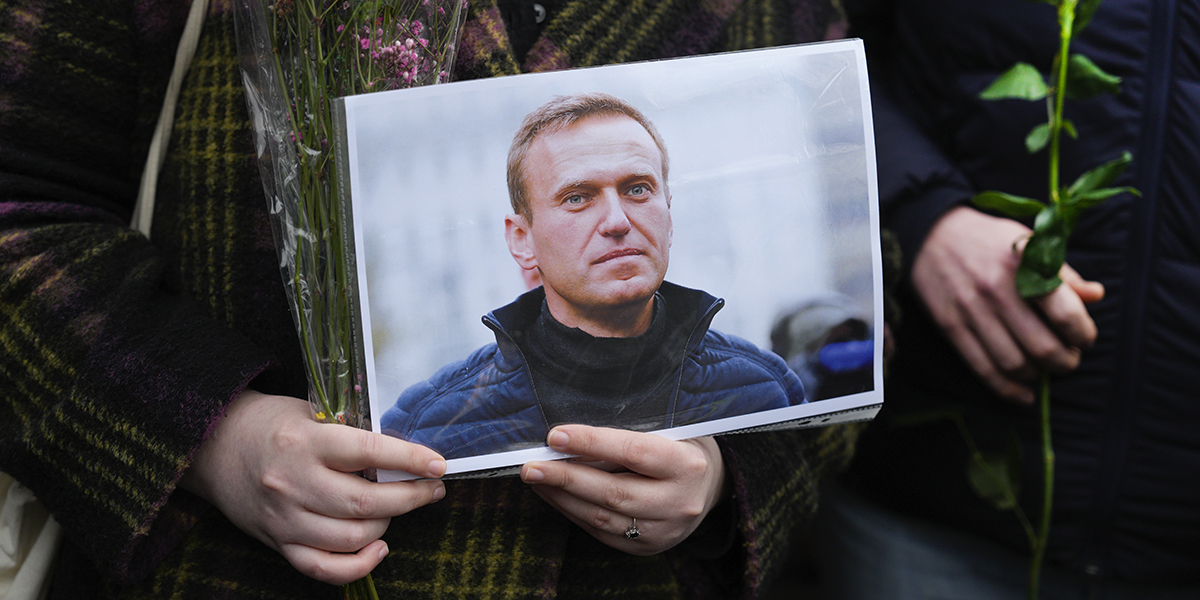 Kvinna håller i porträtt på Aleksej Navalnyj