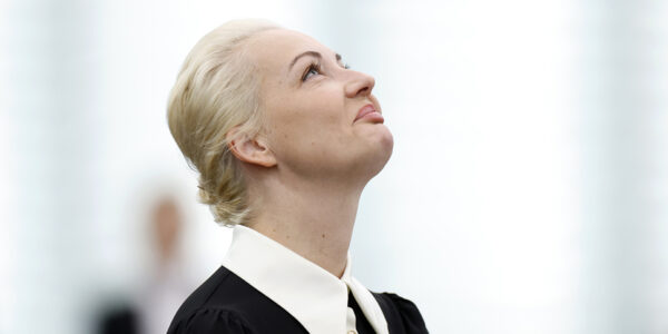 Julia Navalnaja tittar uppåt
