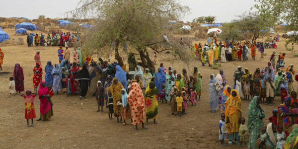 Sudaneser på flykt vid ett flyktingläger utanför staden El-Fashir