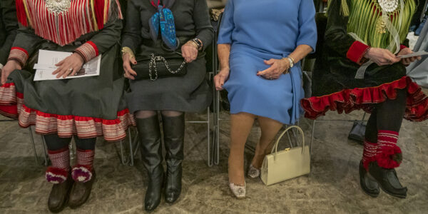 Samiska kvinnor sitter på stolar