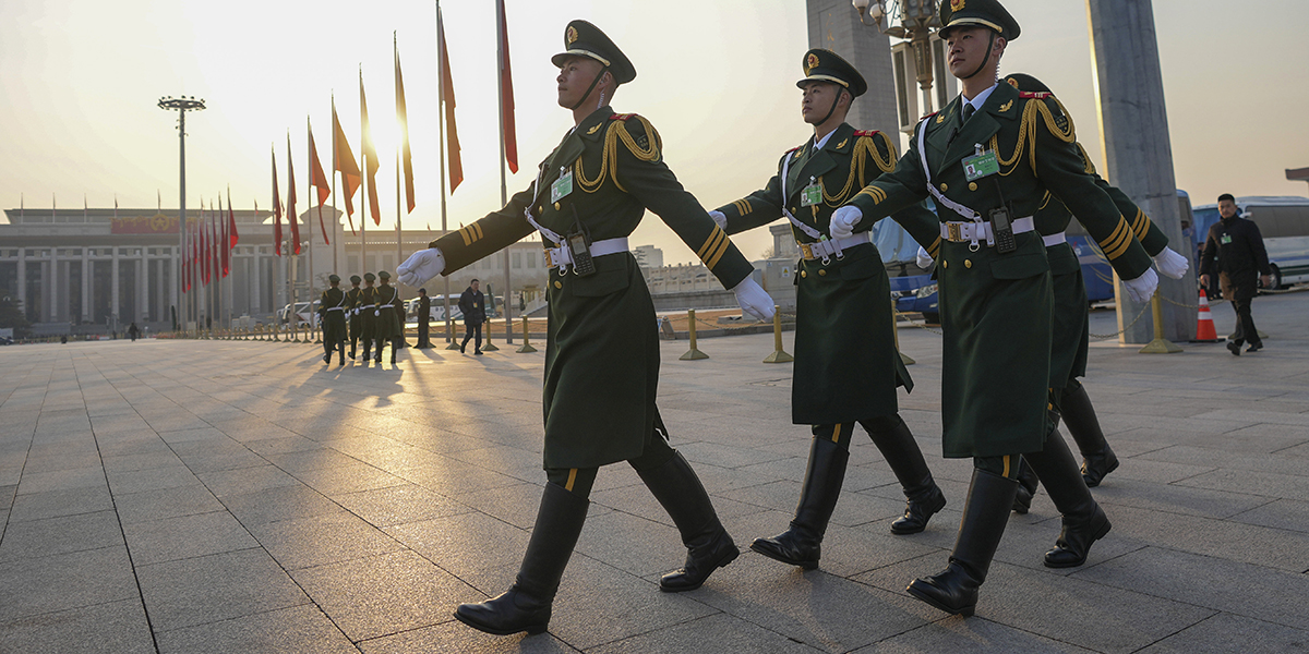 tre militärer marschera på Tianmensquare i peking