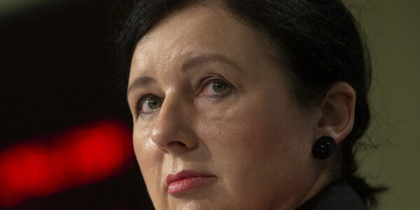 Vera Jourová tittar åt sidan