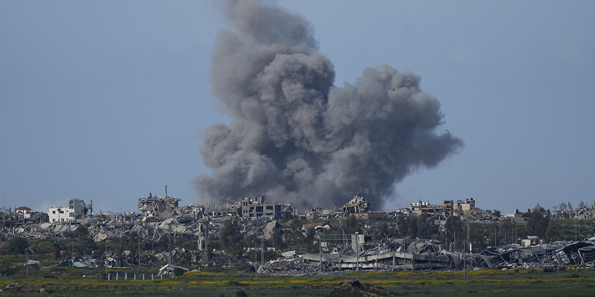 Rök stiger över Gaza efter en israelisk bombning