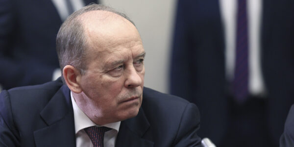 Aleksandr Bortnikov tittar åt sidan