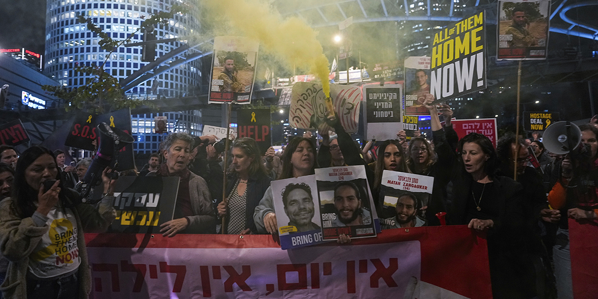 Demonstranter i Tel Aviv kräver att Israels regering får de gisslantagna frisläppta.