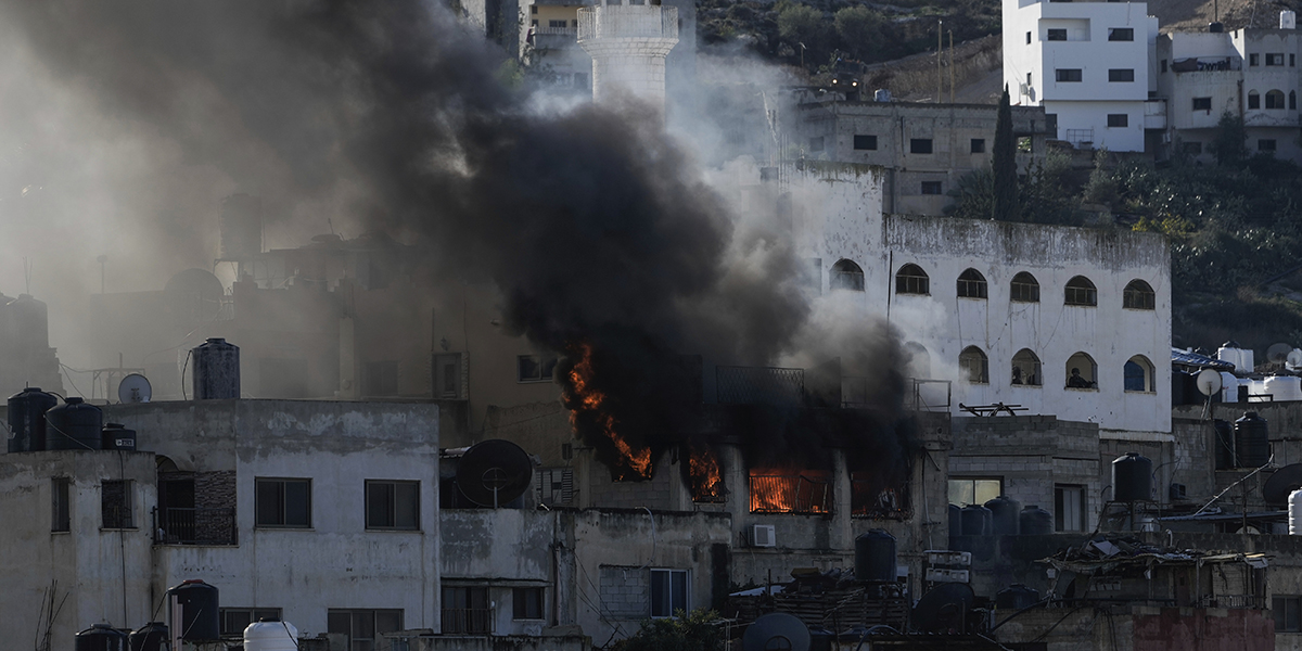 Byggnader i brand under en israelisk militärinsats i Jenin på Västbanken i december i fjol.