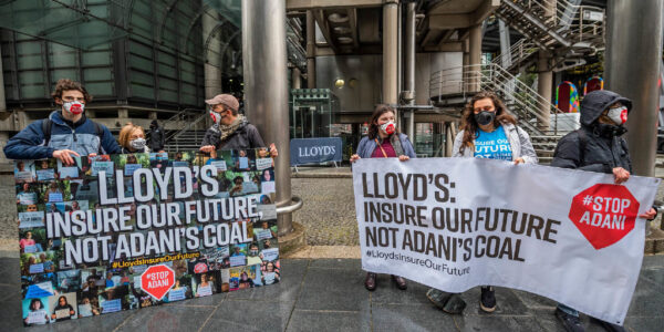 Två grupper om tre personer demonstrerar med banderoller.