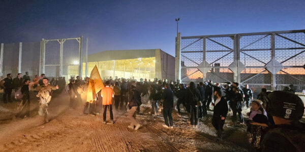 bosättareaktivister bryter sig in vid gränsövergången till Erez