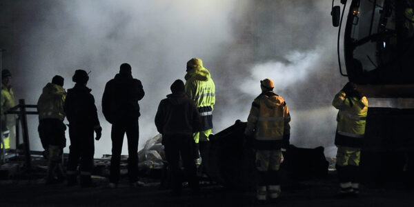 arbetare och rök från kraftverk