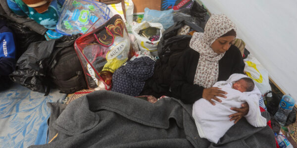 Mamma med litet spädbarn i Gaza.