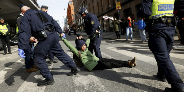 demonstrant från Extinction Rebellion släpas bort av polis
