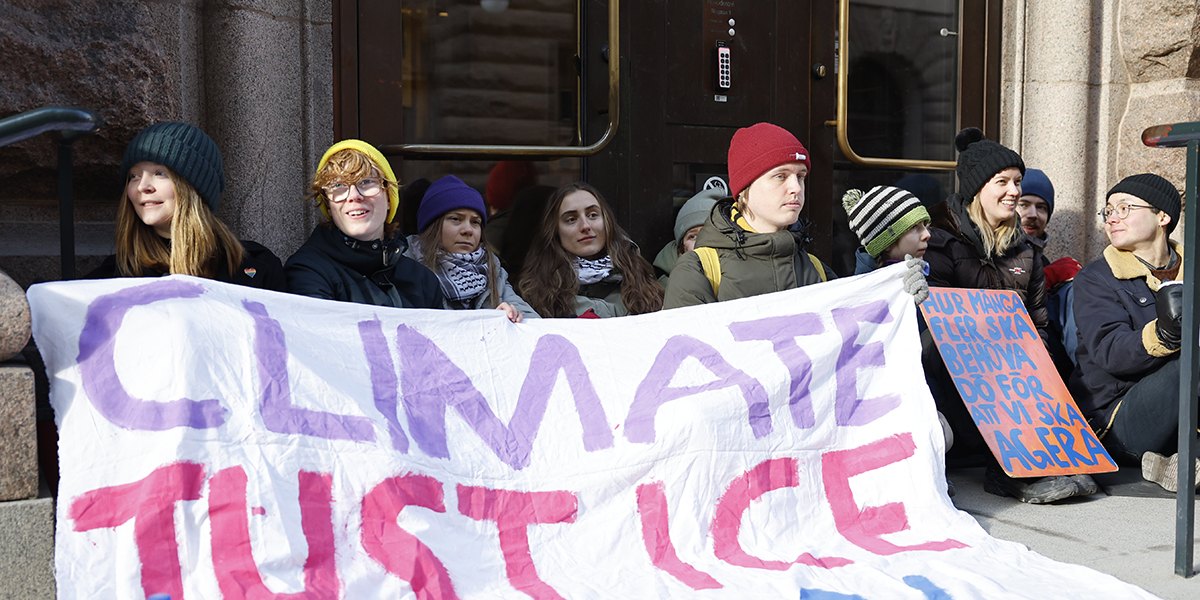 Greta Thunberg och en grupp ungdomar blockerar ingångarna till Riksdagshuset