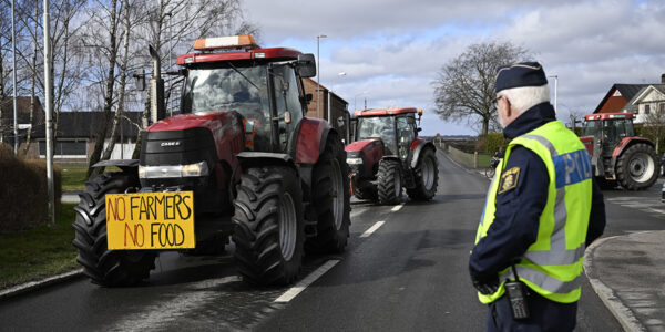 Polis tittar på traktordemonstration