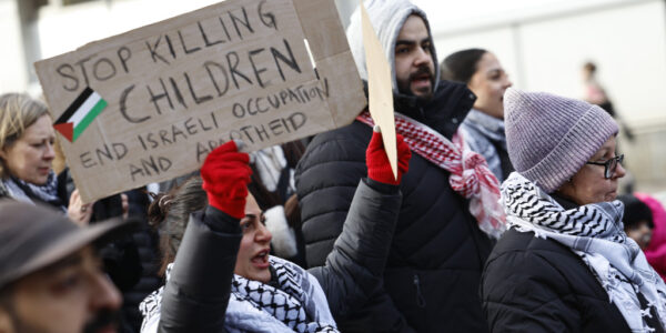 Kvinna håller i skylt under demonstration mot Israels deltagande i Eurovision.