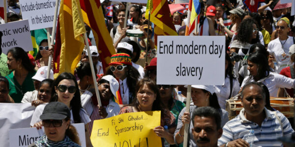 Demonstranter med plakat.