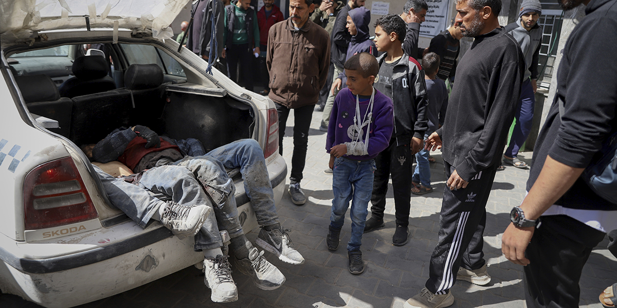 Palestinier som dödats i ligger i bagaget på en bil