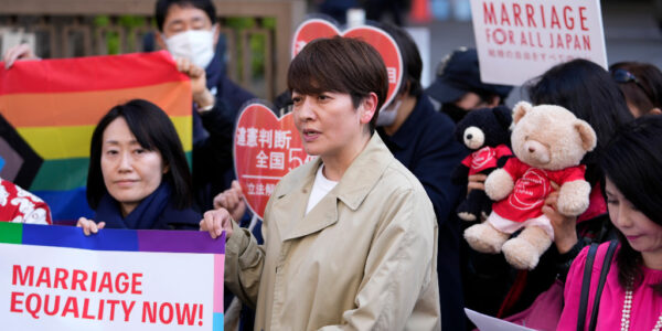 Kvinnor med plakat till stöd för samkönade äktenskap.