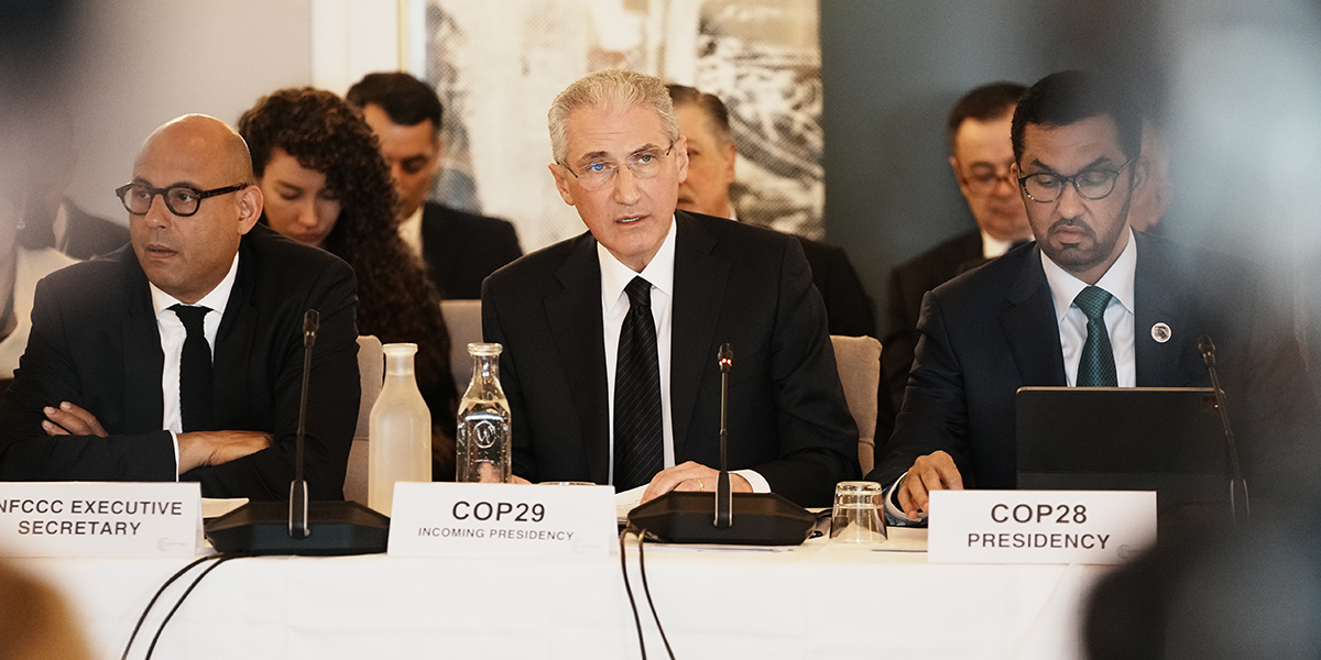 Simon Steele, verkställande direktör för FN:s ramkonvention om klimatförändringar, Mukhtar Babayev ordförande för Cop29 och H.E. Dr Sultan Ahmed Al Jaber, Cop28-president, och UAE:s särskilda sändebud för klimatförändringar tittar
