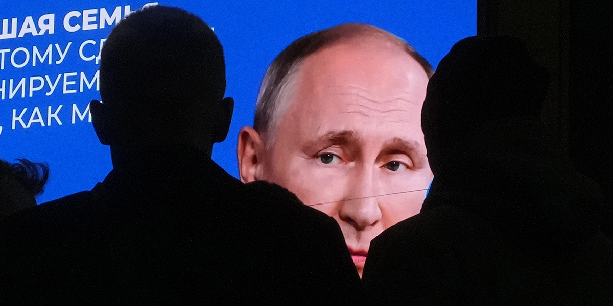 Vladimir Putin kikar fram