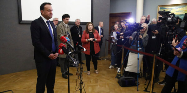 Leo Varadkar står inför en mikrofon inför samlad presskår.