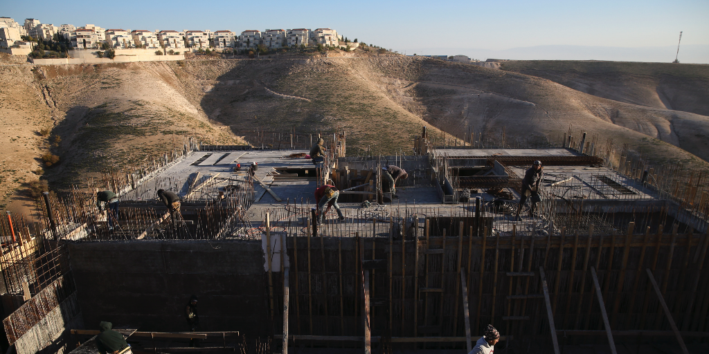 Palestinska byggarbetare vid den stora israeliska bosättningen Maale Adumim på ockuperade Västbanken.