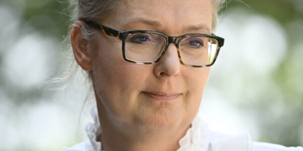 Lina Axelsson Kihlblom tittar åt sidan