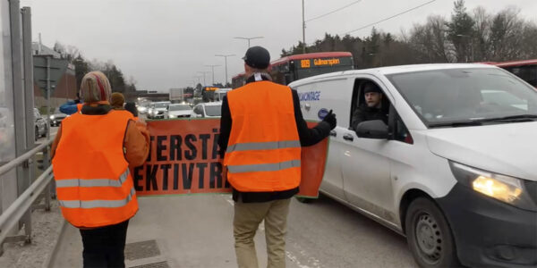 klimataktivister blockerar väg