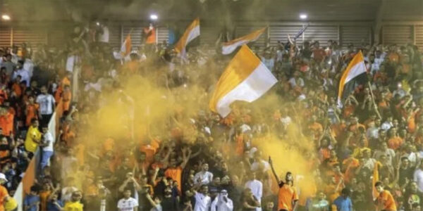 fotbollsfans som jublar