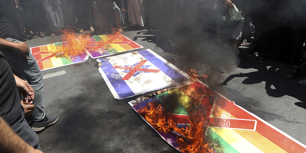 Regnbågsflaggor bränns vid en protest mot de svenska koranbränningarna, Basra, Irak, 30 juni 2023.
