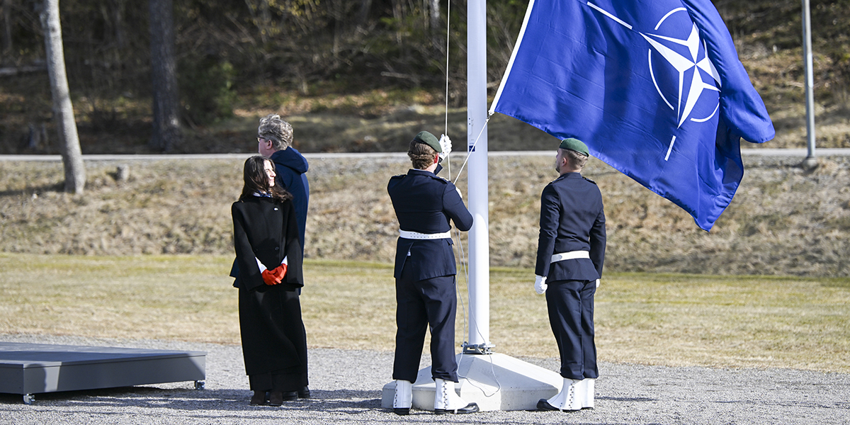 Natoflaggan hissas på marinens bas på Muskö anledning av Sveriges inträde i NATO.. Med på ceremonin är statsråden Gunnar Strömmer (M) och Romina Pourmokhtari (L).