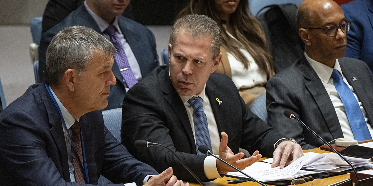 Israels FN-ambassadör Gilad Erdan, i mitten, talar till medlemmar av FN:s säkerhetsråd vid FN:s högkvarter onsdagen den 17 april 2024. Generalkommissionären för FN:s hjälp- och arbetsbyrå för palestinska flyktingar, Philippe Lazzarini, vänster, och Robert A. Wood , USA:s ambassadör till FN, höger, lyssnar.