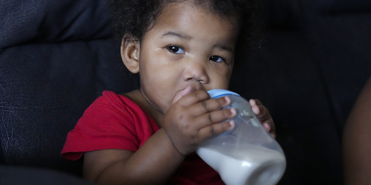 En rapport avslöjar att Nestlé tillsätter socker till modersmjölksersättning som säljs i många fattigare länder.