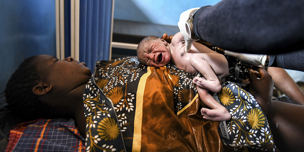 Ett litet barn gråter strax efter födseln, Mauwa Health Center i Chiradzulu södra Malawi, maj 2021.
