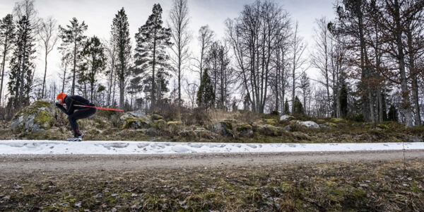skidåkare i snöfattigt landskap
